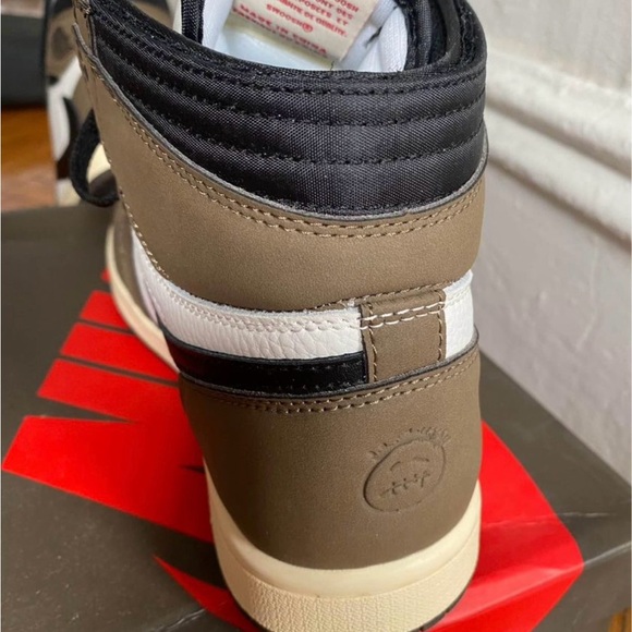 Nike sneakers Jordan 1 Retro High OG SP

Men’s 7

Women’s 8.5

Runs small - Picture 6 of 10